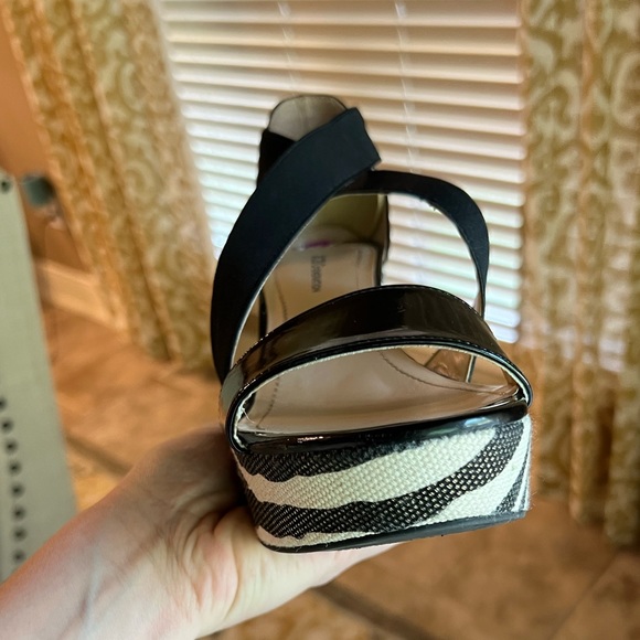 BCBG Womens 8.5 Patent Leather Wedge Sandals Zebra Print Strappy Open Toe - Picture 12 of 13